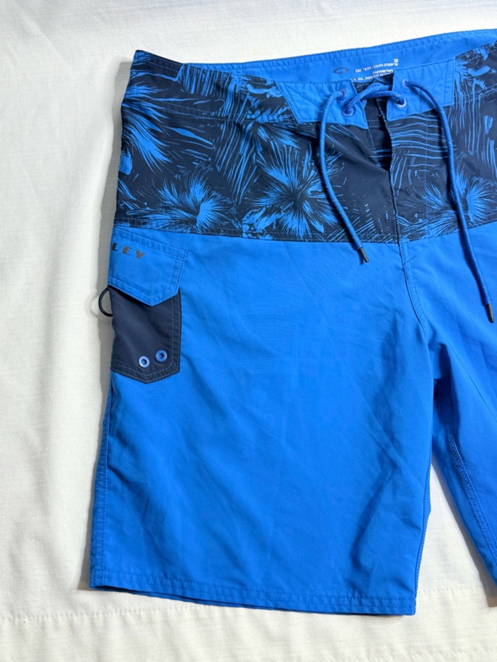 Oakley Board Shorts Mens 38 Blue Floral Swim Trunks Cargo Style Pocket - Picture 3 of 10